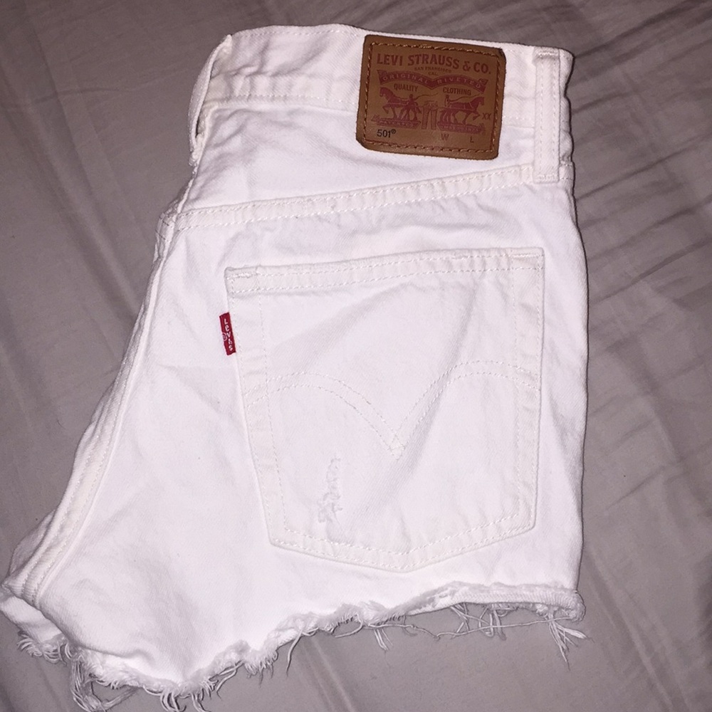 White Levi’s shorts